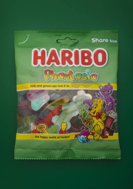 LONDON, İngiltere - 19 Ocak 2024: Haribo Phantasia Fantasia yeşil üzerine renkli jöle jelibonları.