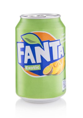 LONDON, İngiltere - 13 Nisan 2025: Fanta yeşil egzotik soda beyaz üzerine meşrubat.