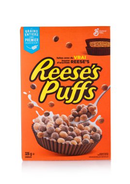 LONDON, İngiltere - 18 Nisan 2025: Reese 's Puff' ın beyaz üzerine fıstık ezmeli kahvaltı gevreği kutusu.