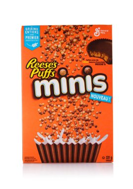 LONDON, İngiltere - 28 Nisan 2025: Reese 's Puff Mini kahvaltı gevreği.