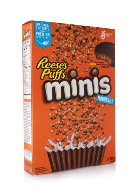 LONDON, İngiltere - 28 Nisan 2025: Reese 's Puff Mini kahvaltı gevreği.