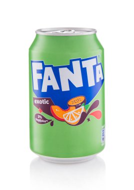 LONDON, İngiltere - 13 Nisan 2025: Fanta yeşil egzotik soda beyaz üzerine meşrubat.
