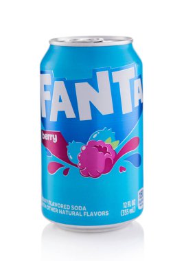 LONDON, İngiltere - 19 Nisan 2025: Fanta aromalı soda beyaz üzerine meşrubat.