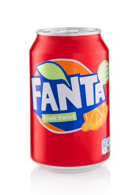 LONDON, İngiltere - 19 Nisan 2025: Fanta meyveli soda beyaz üzerine meşrubat.