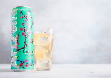 LONDON, İngiltere - 21 Nisan 2025: Arizona yeşil buzlu çay içeceği büyük alüminyum teneke ışıklı masa.