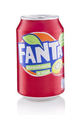 LONDON, İngiltere - 20 Mart 2025: Beyaz üzerine kivi çilekli Fanta soda konservesi.