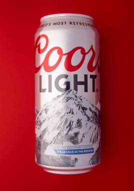 LONDON, İngiltere - Mart 01.2025: Coorls Light orijinal bira kırmızı üzerine alüminyum teneke bira.