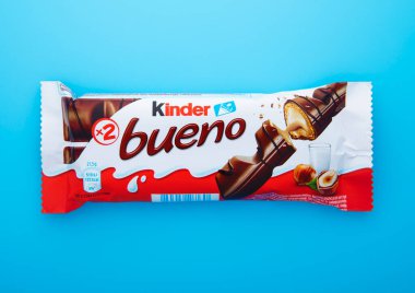 LONDON, İngiltere - 31 Ocak 2025: Kinder Bueno kremalı fındık ve sütlü çikolatalar mavi üzerine.