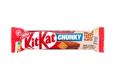 LONDON, İngiltere - 27 Kasım 2024: Beyaz arka planda KitKat çikolatalı gofret çıtır bisküvi.