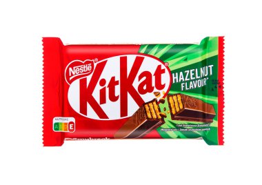 LONDON, İngiltere - 31 Ekim 2024: KitKat Fındık Kreması ve çikolatalı bisküvi.