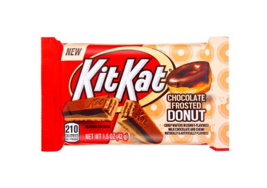 LONDON, İngiltere - 11 Kasım 2024: Beyaz arka planda KitKat çikolatalı donut gofretli bisküvi.