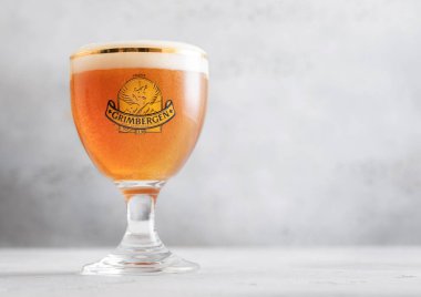 LONDON, İngiltere - Nisan 18.2025: Işık masasında orijinal Grimbergen birası.