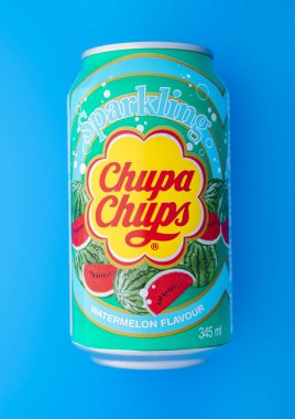 LONDON, İngiltere - 25 Nisan 2025: Karpuz aromalı ekşi köpüklü Chupa Chups soda mavi üzerine alkolsüz içecek.