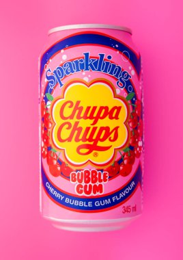 LONDON, İngiltere - Nisan 05, 2025: Ekşi köpüklü Chupa Chups soda Pembe üzerine kirazlı sakız aromalı soda.
