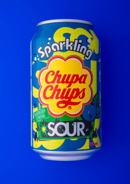LONDON, İngiltere - 25 Nisan 2025: Ekşi köpüklü Chupa Chups meşrubat mavi üzerine yabanmersini aromalı soda.