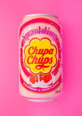 LONDON, İngiltere - 11 Nisan 2025: Chupa Chups Çilek ve Kremalı soda Pembe üzerine alkolsüz içecek.