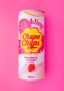 LONDON, İngiltere - 11 Nisan 2025: Alüminyum konserve Chupa Chups Çilek ve Kremalı soda Pembe üzerine.