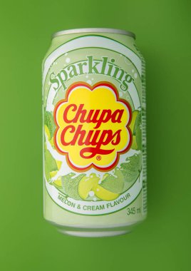 LONDON, İngiltere - 21 Nisan 2025: Chupa Chups Melon ve Cream aromalı meşrubat yeşil üzerine alüminyum teneke kutu.