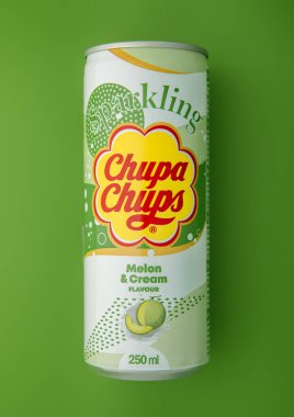 LONDON, İngiltere - 21 Nisan 2025: Chupa Chups Melon ve Cream aromalı meşrubat yeşil üzerine meşrubat.