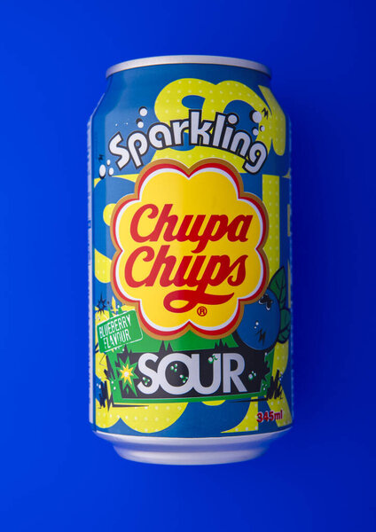 ЛОНДОН, Великобритания - 25 апреля 2025 года: Кислый игристый напиток Chupa Chups газировка с черничным вкусом на голубом.
