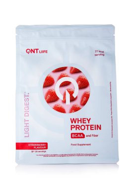 LONDON, İngiltere - 25 Mart 2025: QNT light sindirim beyaz üzerine bcaa ve çilek aromalı whey protein.