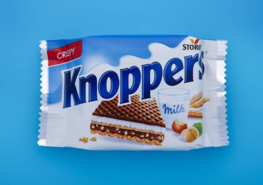 Londra, İngiltere - 10 Mart 2025: Knoppers gofreti ve fındık kremalı abur cubur barı.