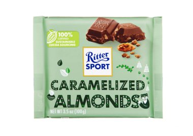 LONDON, İngiltere - 04 Aralık 2024: Beyaz arka planda karamelize edilmiş badem ve mlk çikolatalı Ritter Sport çikolatası.