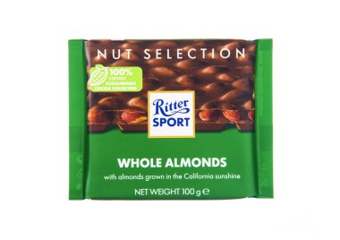 LONDON, İngiltere - 24 Kasım 2024: Ritter Sport 'un çikolatalı çikolatası ve beyaz bademler.