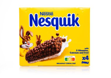 LONDON, İngiltere - 17 Ocak 2024: Beyaz üzerinde vitamin ve kalsiyum bulunan bir kutu Nesquik kahvaltı gevreği.