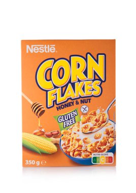 LONDON, İngiltere - Nisan 29,2025: Beyaz arkaplanda ballı bir kutu glütensiz mısır gevreği.