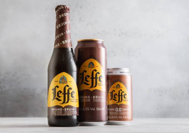 LONDON, İngiltere - 29 Temmuz 2025: Leffe Brown popüler Belçika siyah birası büyük şişe ve konserve kutuları.