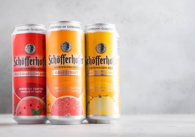 LONDON, İngiltere - 10 Temmuz 2025: Schofferhofer buğday birası greyfurt, ananas ve karpuz tadı.