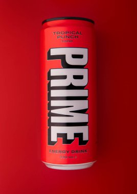 LONDON, İngiltere - 12 Nisan 2025: Kırmızı üzerine tropik punç aromalı Prime Energy İçeceği.
