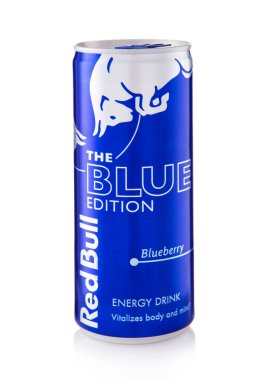 LONDON, İngiltere - 18 Haziran 2025: Beyaz üzerine yabanmersini aromalı Red Bull enerji içeceğinin mavi versiyonu.