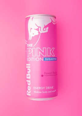 LONDON, İngiltere - 16 Temmuz 2025: Pembe Boğa Şekersiz Enerji İçeceği 'nin Pembe Versiyonu. 