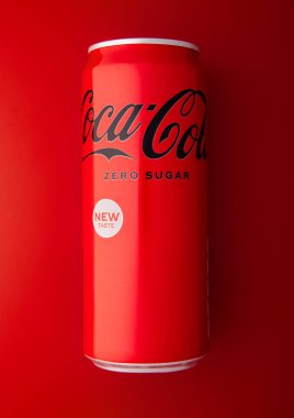 LONDON, İngiltere - 23 Temmuz 2025: Sıfır Şekerli Coca Cola köpüklü kırmızı gazoz.