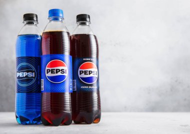 LONDON, İngiltere - 15 AĞUSTOS 2025: Çeşitli popüler Pepsi Cola meşrubat şişeleri.