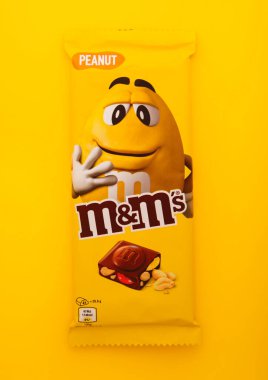 Londra, İngiltere - 10 Ocak 2025: Sarı fındıklı büyük sarı M ve M 'nin sütlü çikolatası..