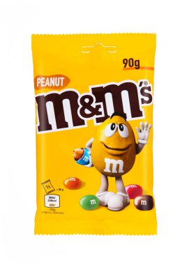 Londra, İngiltere - 30 Aralık 2024: M ve M 's sütlü çikolatalı dragee şekerlemeleri beyaz arka planda izole edilmiş fıstıklarla harmanlandı..