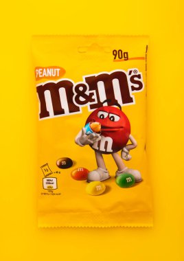 Londra, İngiltere - 6 Ocak 2025: M ve M 's sütlü çikolatalı dragee şekerlemeleriyle sarılı fıstık ezmesi karışımı..