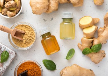 Bağışıklık sistemli zencefilli enerji içeceği taze zencefil kökleri ve açık arkaplanda portakallı meyve..