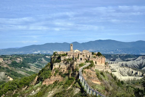 通往意大利岩石顶上的历史性石城Bagnoregio的混凝土人行桥 — 图库照片