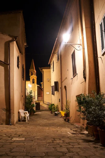 Calle Con Casas Campanario Durante Noche Magliano Toscana Italia — Foto de Stock