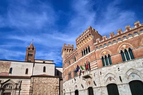 歴史的な大聖堂の鐘楼とイタリアのグロッセート市のルネッサンスの城の塔 — ストック写真