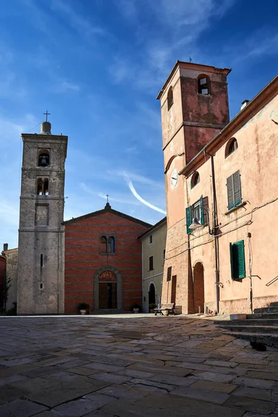 Kopfsteinpflasterplatz Mit Steinernen Glockentürmen Und Historischer Kirche Montiano Italien — Stockfoto