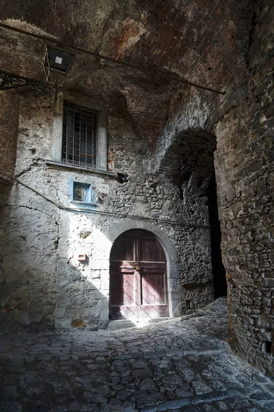 Keien Straat Met Stenen Gebouwen Stad Bolsena Italia — Stockfoto