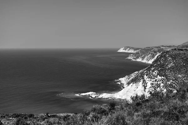 ギリシャのケファロニア島の海岸にあるロッキー崖 モノクロ — ストック写真