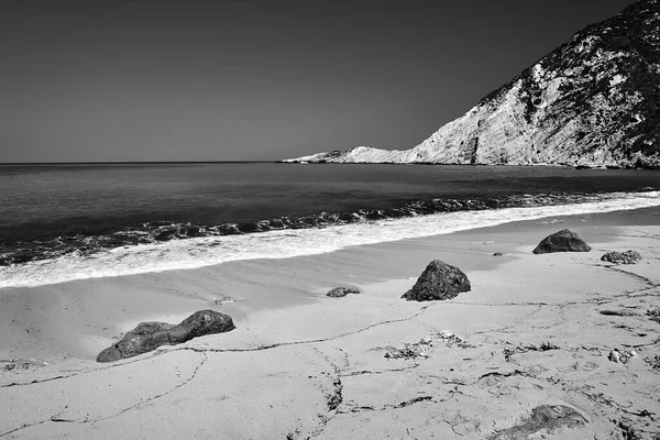 Písek Balvany Pláži Petani Bay Ostrově Kefalonia Řecku Monochrom — Stock fotografie