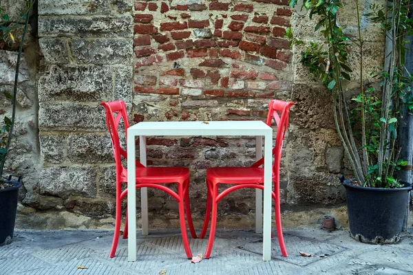 Restaurace Stůl Židle Kamenné Zdi Pozadí Městské Ulici Toskánsku Italia — Stock fotografie