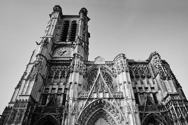Portal Wieży Zabytkowej Katedry Troyes Francja Monochromatyczny — Zdjęcie stockowe